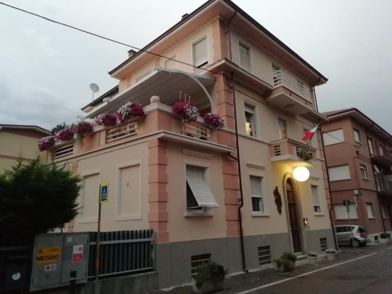 La Pajassa Bed & Breakfast Алба Екстериор снимка